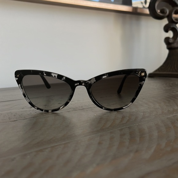 Prada SPR01V - Picture 6 of 10